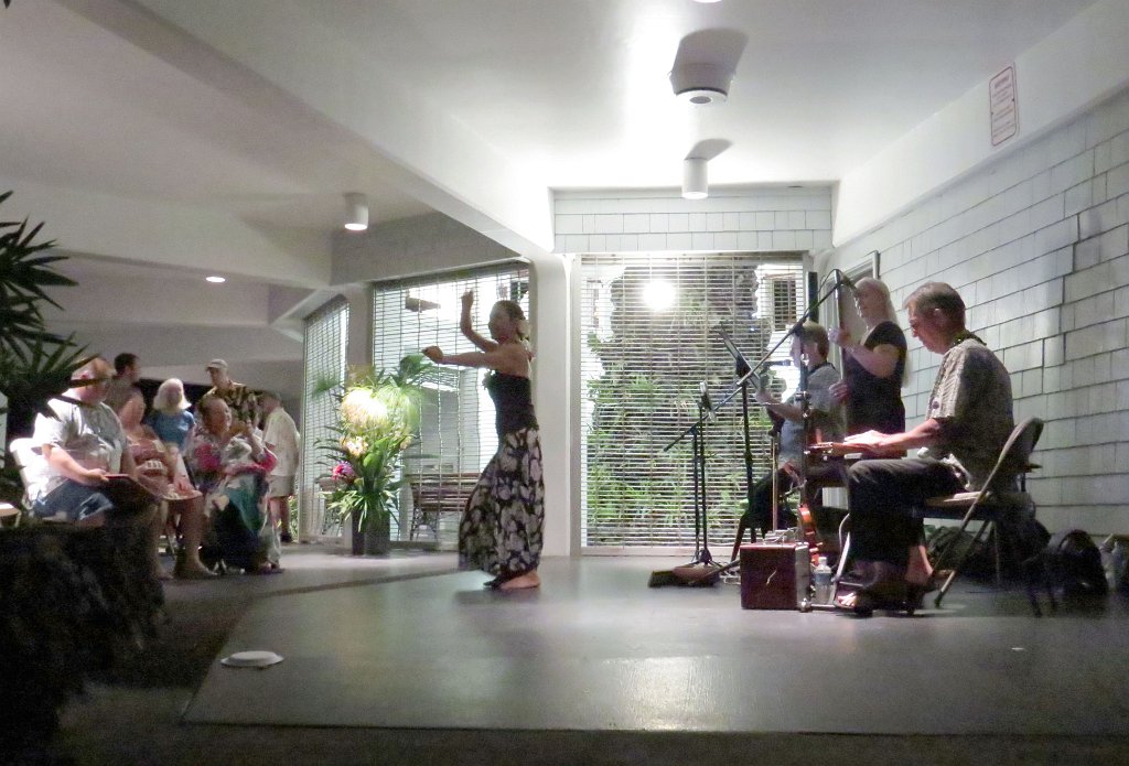 Sammi Fo dances to the musical accompaniment of Alan Hale (L), Shirley and Bob Stoffer entertain